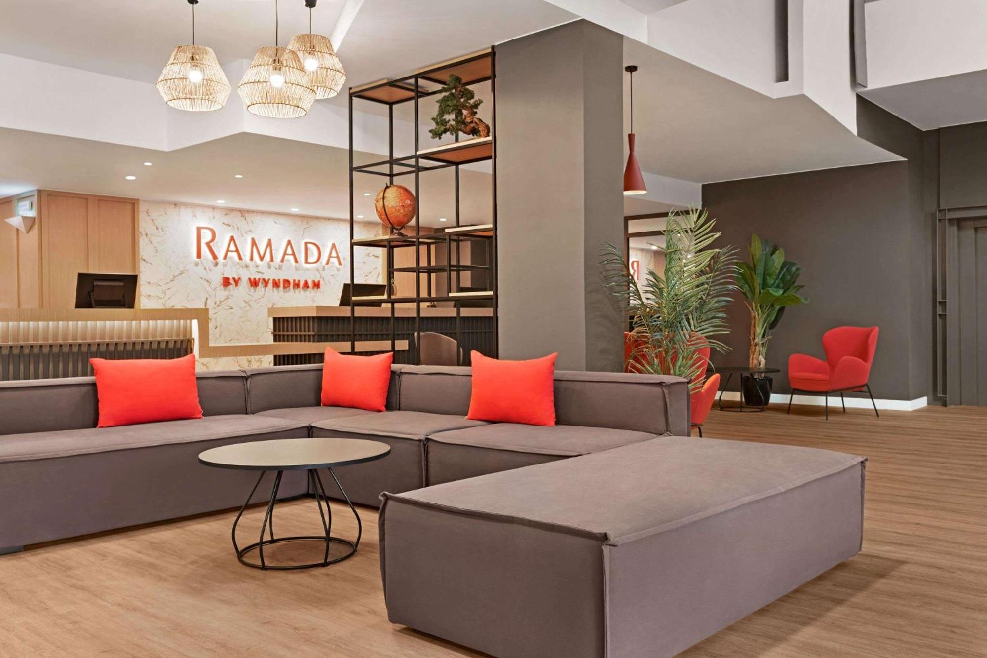 מלון Ramada By Wyndham Valencia 3*